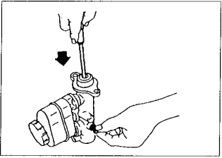 Desarmar el piston del cilindro de frenos